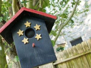 Voilà la maison pour les oiseaux en vue de profil