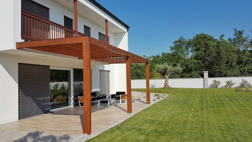 Une pergola bioclimatique en bois